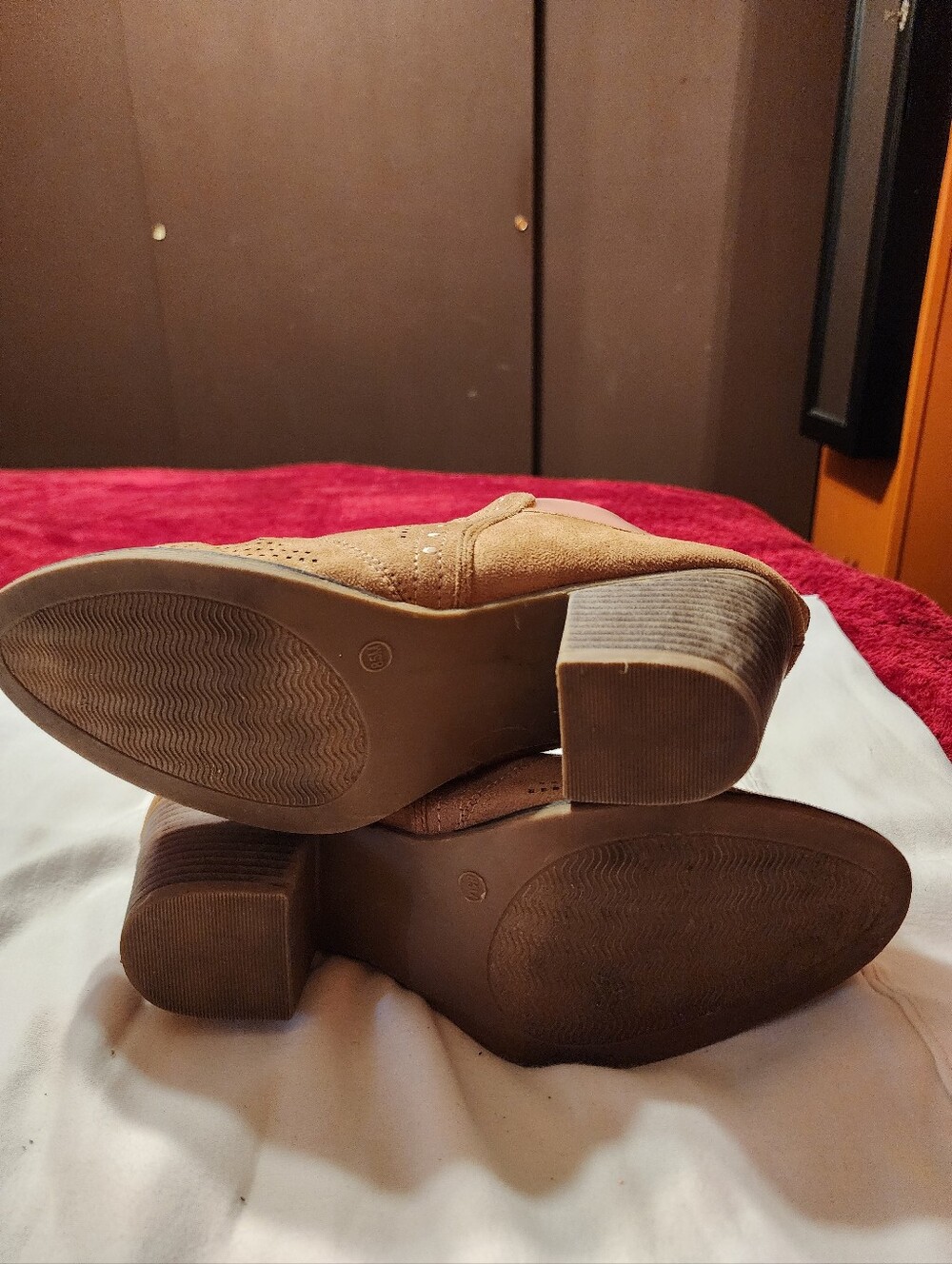 Maurice womens size 8.5 faux suede tan cutout mules - Picture 5 of 8